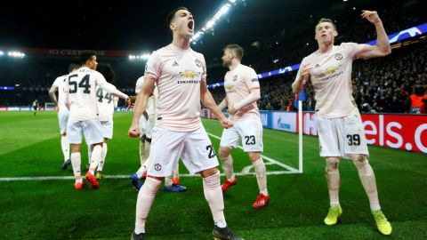 Jugadores del Manchester United celebran el pase de su equipo a cuartos de final de la Champions League.