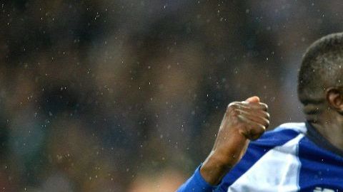 Jugadores del Porto celebran la victoria ante la Roma en octavos de final de la Champions League.