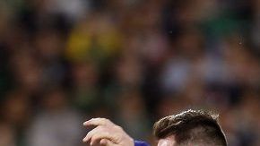 El delantero argentino del FC Barcelona, Lionel Messi deja atrás a los jugadores del Real Betis.