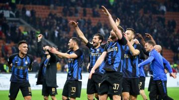 Los jugadores del Inter celebran el triunfo ante el Milan en el estadio Giuseppe Meazza.