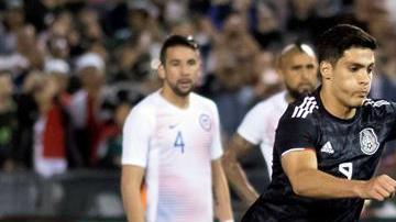 Raúl Jiménez anotó de penal uno de los tres goles del triunfo de México sobre Chile