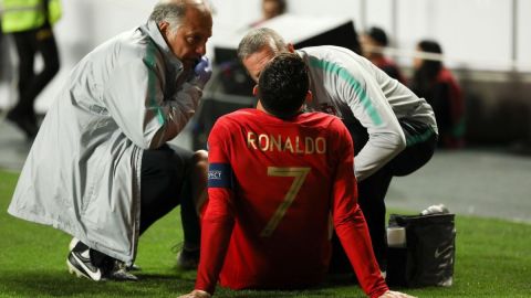 El portugués Cristiano Ronaldo es atendido durante un partido ante Serbia.