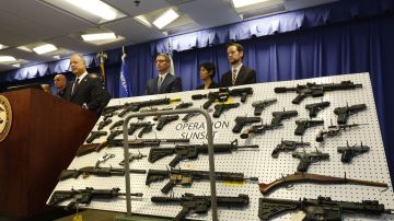 Autoridades muestran armas decomisadas a estas pandillas durante el operative. (Aurelia Ventura/ La Opinión)