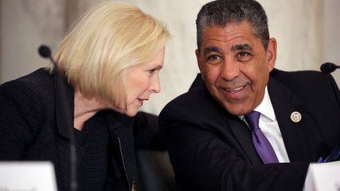 El congresista Adriano Espaillat junto a la senadora Kirsten Gillibrand, ambos representantes de Nueva York.