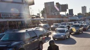 Julia y su hermano cruzaron la frontera a pie para evitar la larga fila de coches.