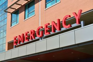 Paciente anciano saltó fatalmente desde 3er piso en hospital de NJ; llevaba seis meses recluido