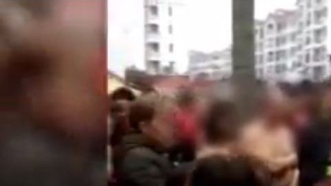 La gente se burló de los infieles.