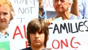 Arturo Hernandez García con su esposa Ana y sus dos hijas, fotografiado cuando salió del santuario en Denver en julio de 2015. (Foto: American Friends Service Committee)