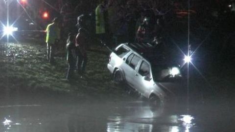 El auto al ser rescatado del agua