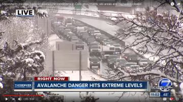 El clima causa peligrosas avalanchas de nieve en Colorado.