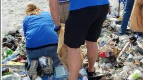 Muchos niños, jóvenes y adultos se han sumado a esta labor de limpieza.