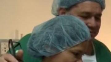 La bebé fue sometida a una especie de cesárea para extraer al pequeño feto.