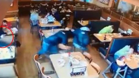 Dos supuestos pandilleros fueron baleados en el interior de un local IHOP en NY.