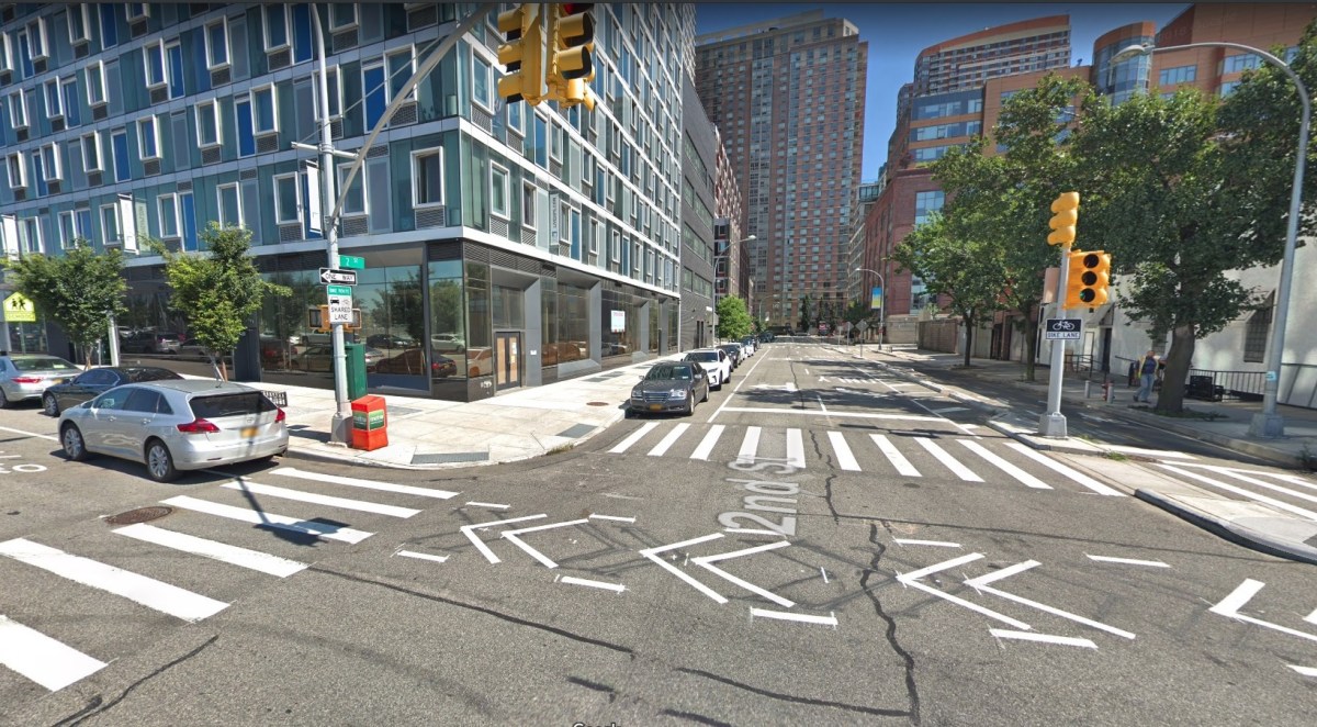 Murió bebé golpeado en hotel refugio: padre arrestado en Queens, Nueva York