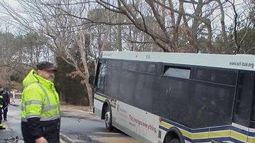 El autobús "tragado" por el asfalto