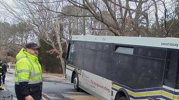 El autobús "tragado" por el asfalto