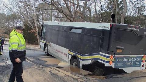El autobús "tragado" por el asfalto