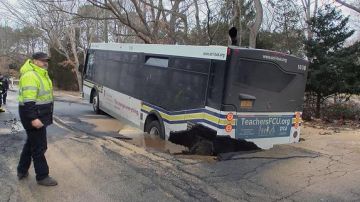 El autobús "tragado" por el asfalto