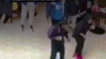 Una silla fue lanzada en medio de la trifulca