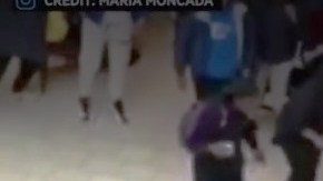 Una silla fue lanzada en medio de la trifulca