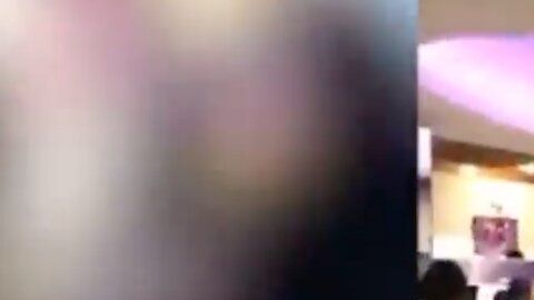 La mujer que retransmitió la pelea por Facebook Live no daba crédito a lo que estaba pasando.