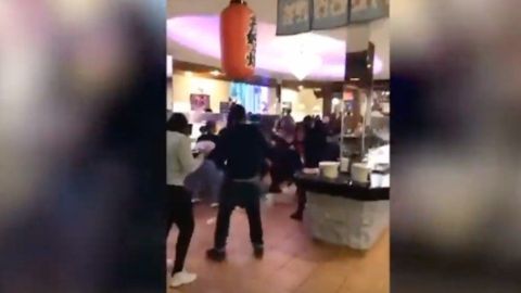 La mujer que retransmitió la pelea por Facebook Live no daba crédito a lo que estaba pasando.