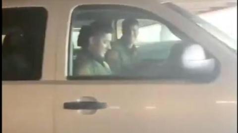 Algunos estudiantes siguieron a los agentes hasta el coche.