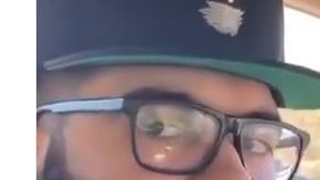 El hombre se sintió en aprietos ante los cuestionamientos de su novia.