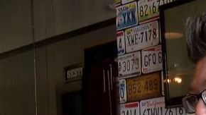 Este hombre beberá cerveza mañana, tarde y noche.