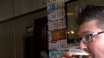 Este hombre beberá cerveza mañana, tarde y noche.