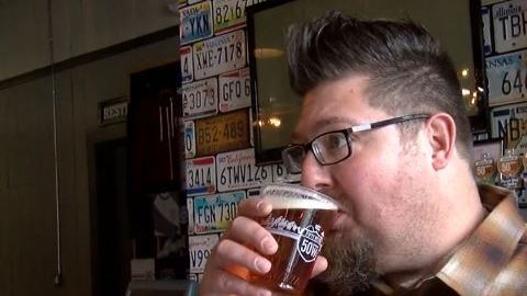 Este hombre beberá cerveza mañana, tarde y noche.