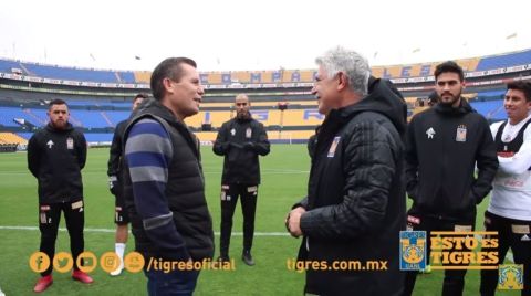 Julio César Chávez visitó el entrenamiento de Tigres UANL