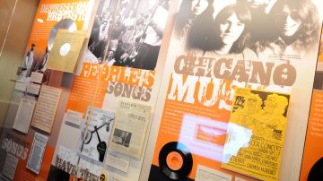 Una muestra de la música chicana durante la exposición 'Canciones de conciencia, sonidos de libertad', que explora la historia de la música y la política en Estados Unidos, en el Grammy Museum de Los Ángeles, en el 2008.