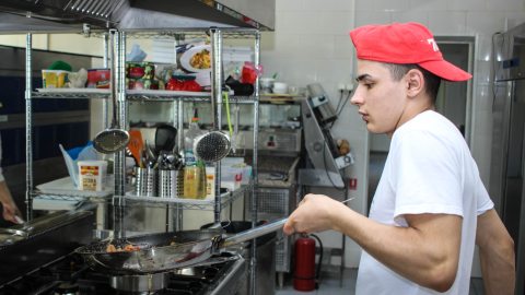 Quienes trabajan en restaurantes son a menudo víctimas de robo de salario.