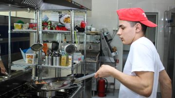 Quienes trabajan en restaurantes son a menudo víctimas de robo de salario.