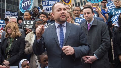 Corey Johnson dijo que se le “rompió el corazón” al ver cómo son tratados los inmigrantes en la Corte de Varick.