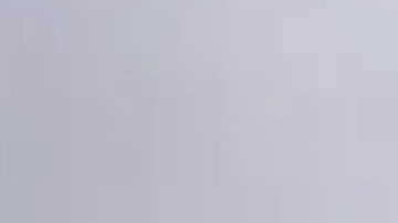 Un hombre mayor es rescatado en un helicóptero.