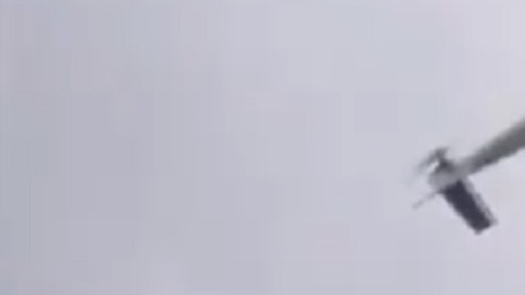 Un hombre mayor es rescatado en un helicóptero.