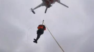 Un hombre mayor es rescatado en un helicóptero.