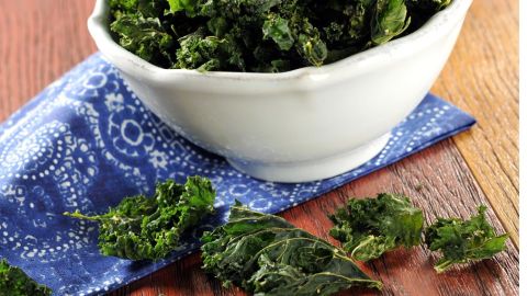 Chips de kale con ajo.