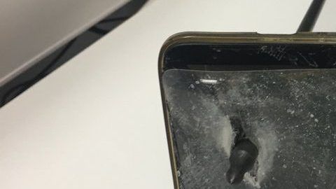 Así quedó el teléfono con la flecha atravesada.