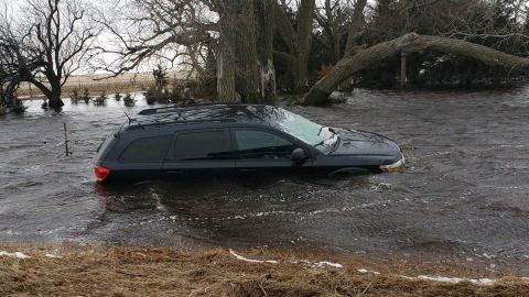 Las inundaciones han rodeado a varios poblados en Nebraska.