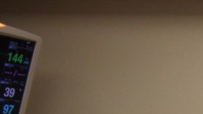 Thelma Chiaka junto a los doctores.