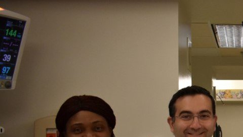 Thelma Chiaka junto a los doctores.