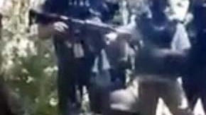 En el video, aparecen siete verdugos, algunos cargando armas largas.