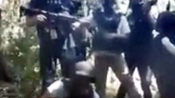 En el video, aparecen siete verdugos, algunos cargando armas largas.