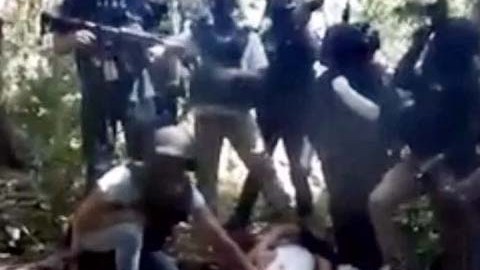 En el video, aparecen siete verdugos, algunos cargando armas largas.