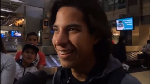 Diego Lainez ofrecía una entrevista, cuando fue interceptado por Andrés Guardado