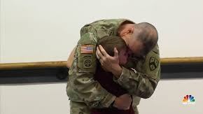 Padre soldado sorprende a su hijo.