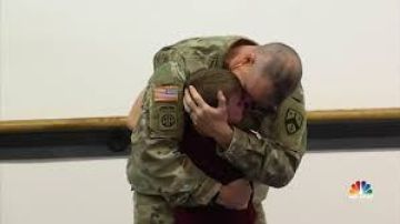 Padre soldado sorprende a su hijo.